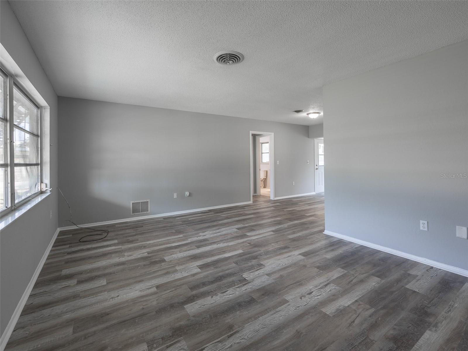 Image 4 of 23 For 916 Gillespie Street