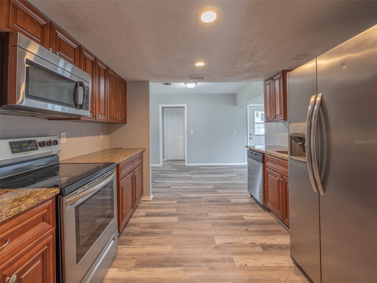 Image 6 of 23 For 916 Gillespie Street