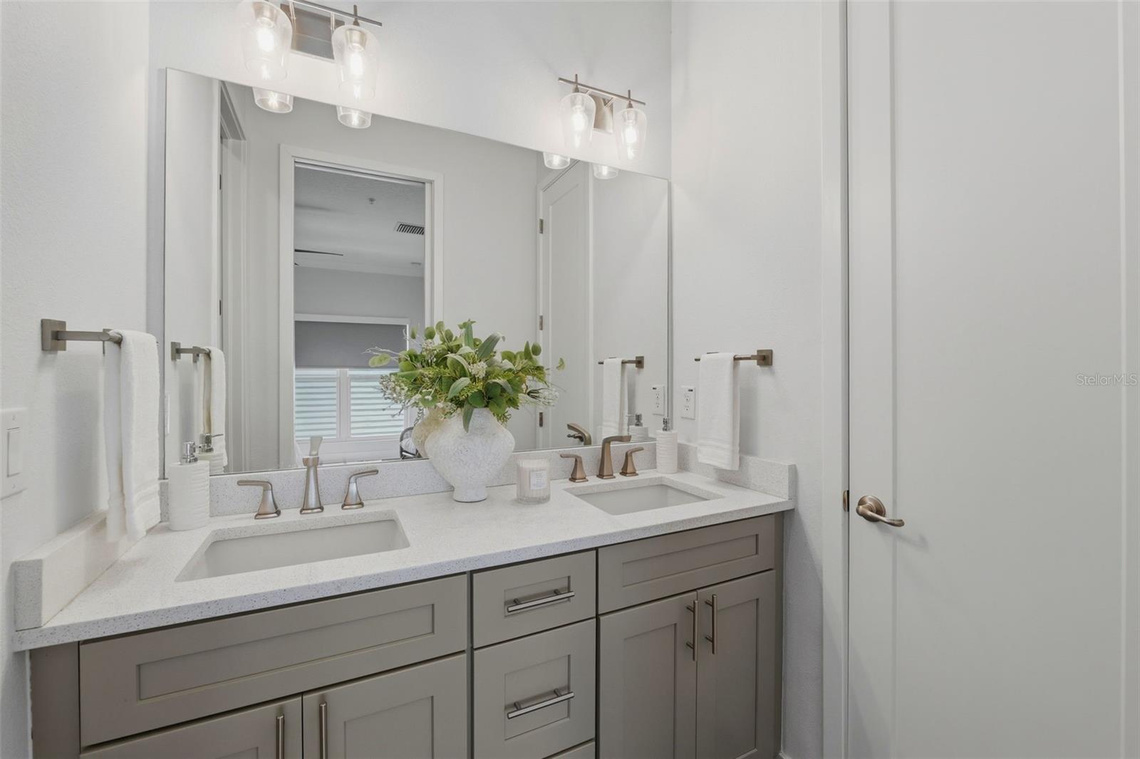 Image 21 of 43 For 946 Highland Avenue 16