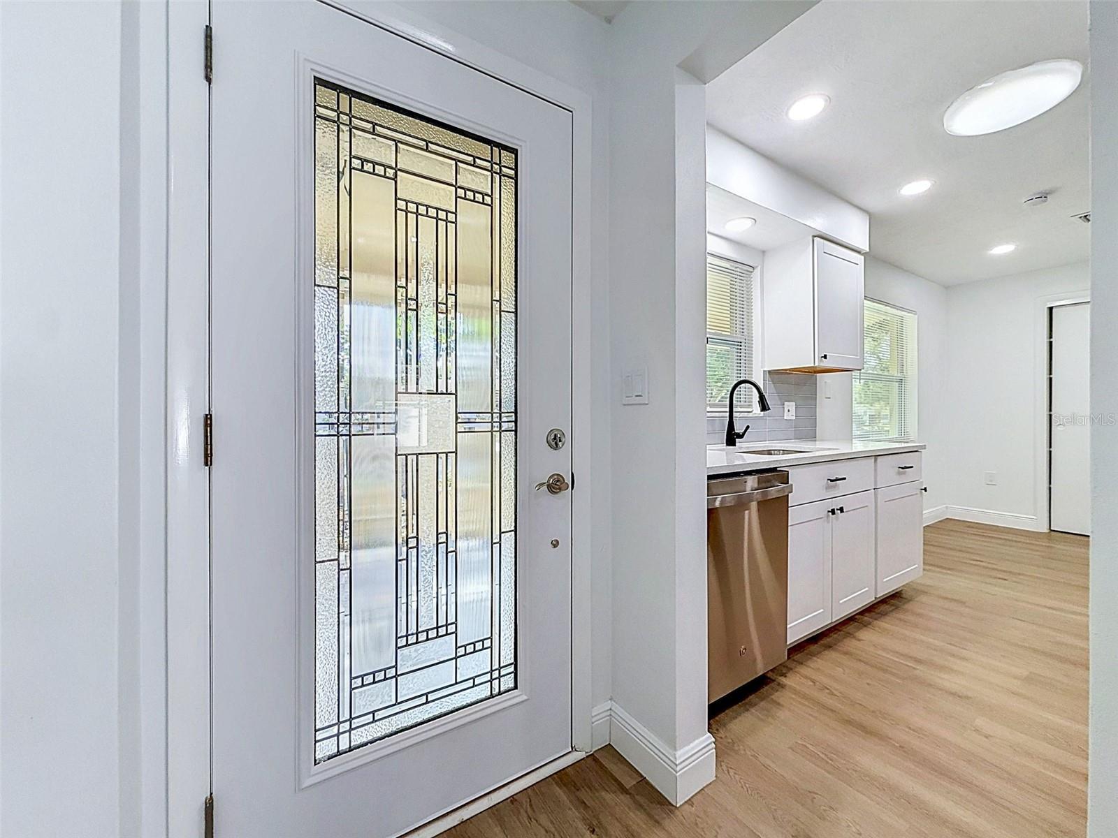 Image 11 of 41 For 850 Karen St