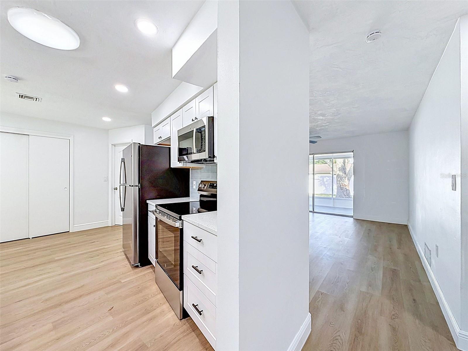 Image 13 of 41 For 850 Karen St