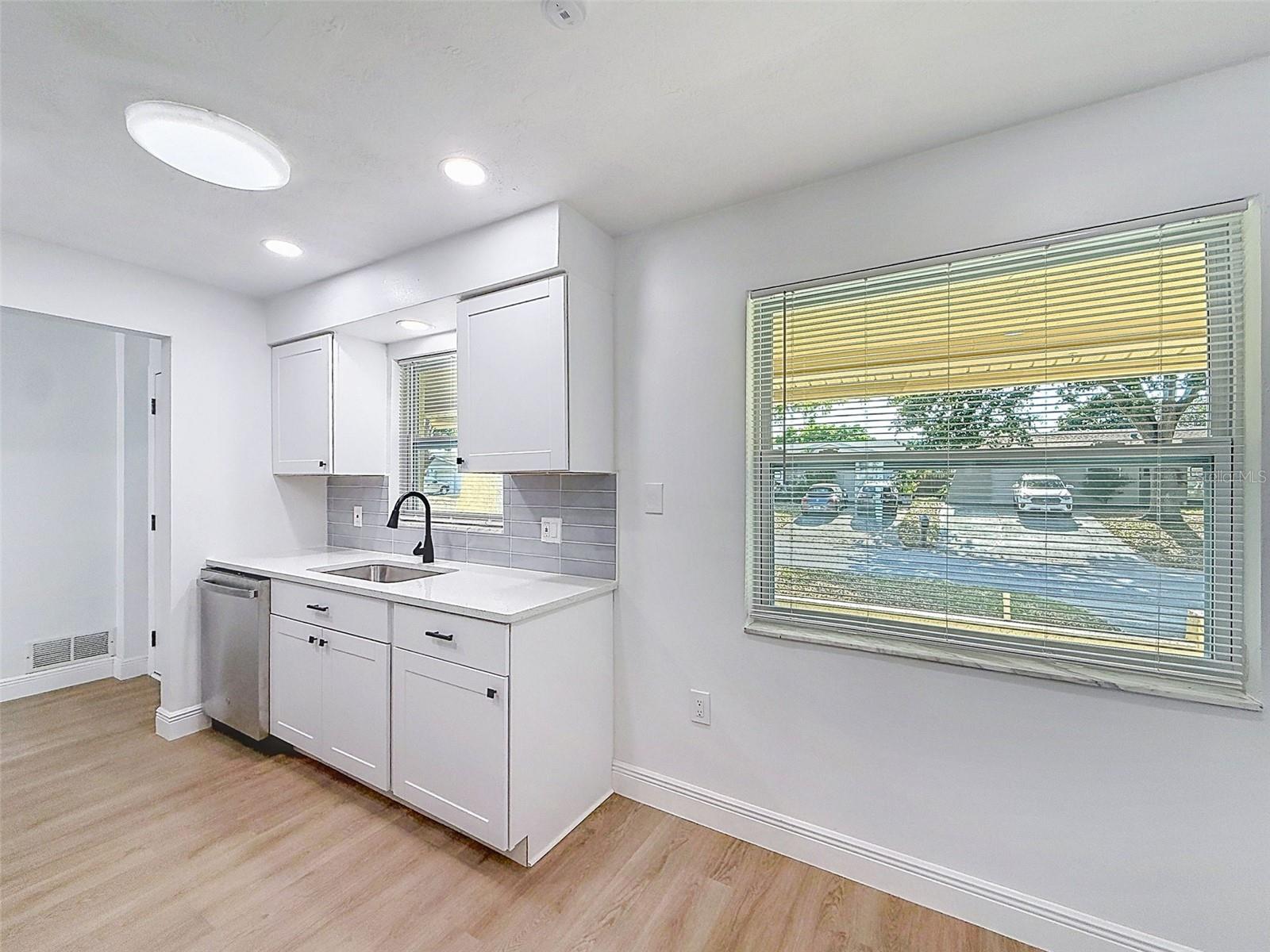 Image 16 of 41 For 850 Karen St