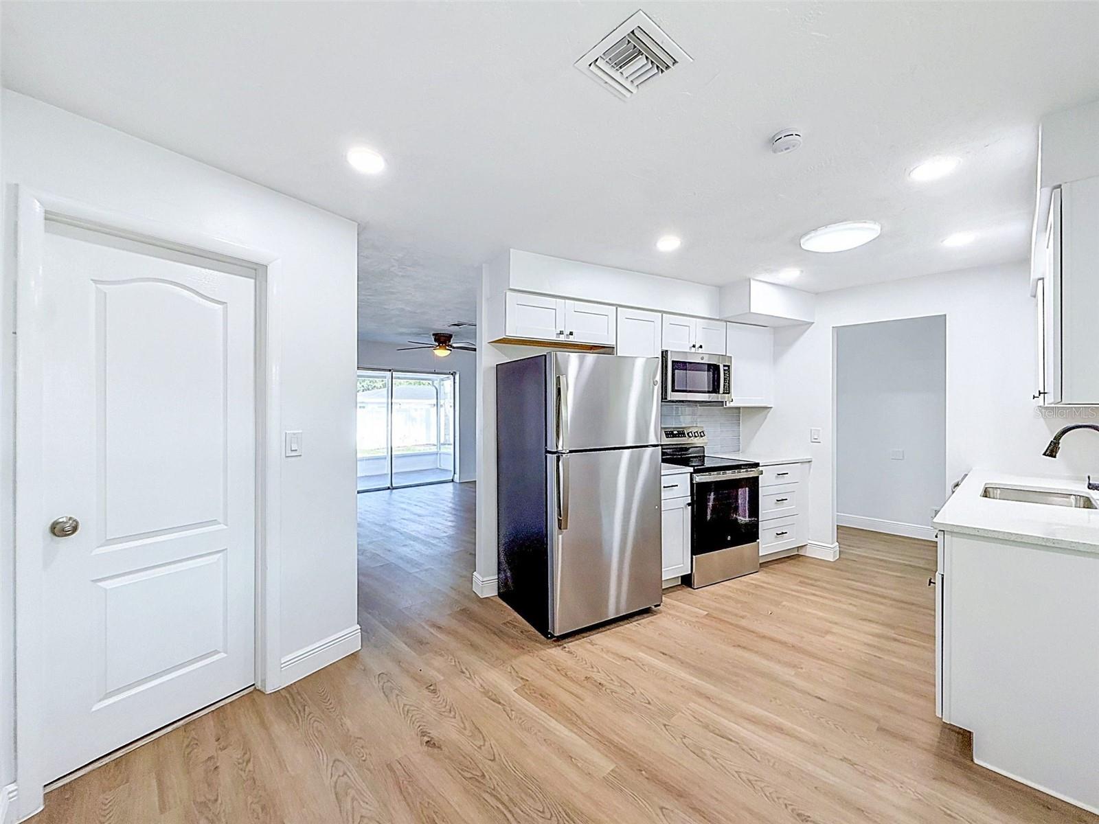 Image 17 of 41 For 850 Karen St