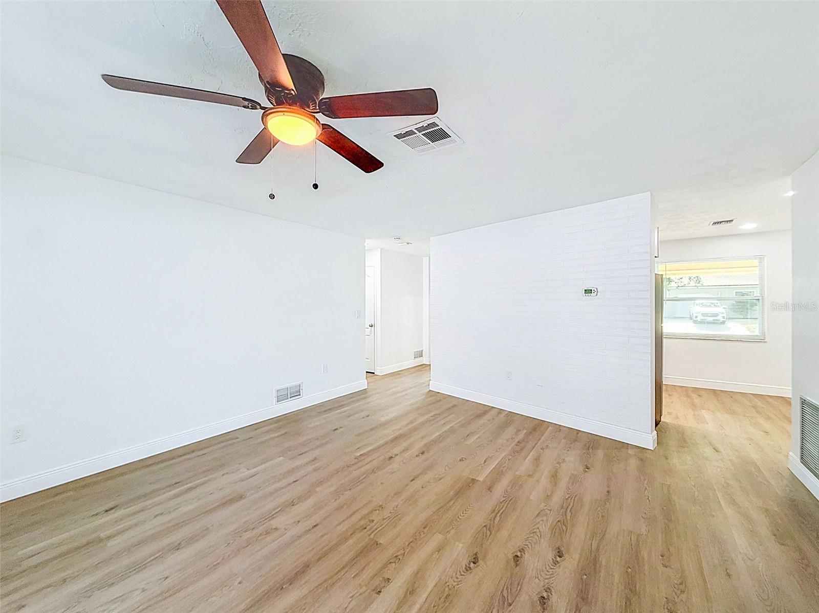 Image 18 of 41 For 850 Karen St