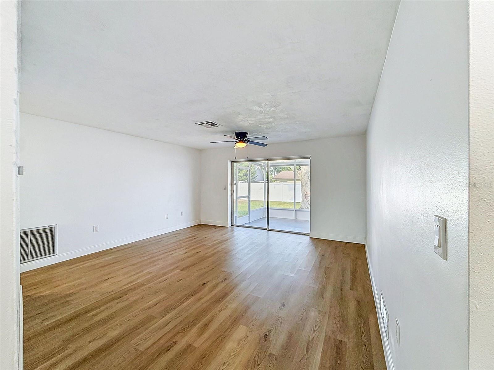 Image 19 of 41 For 850 Karen St