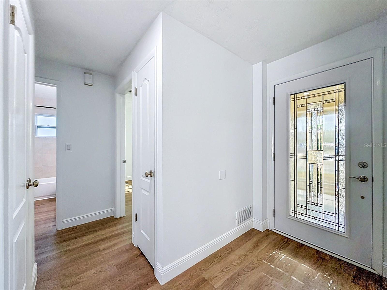 Image 21 of 41 For 850 Karen St