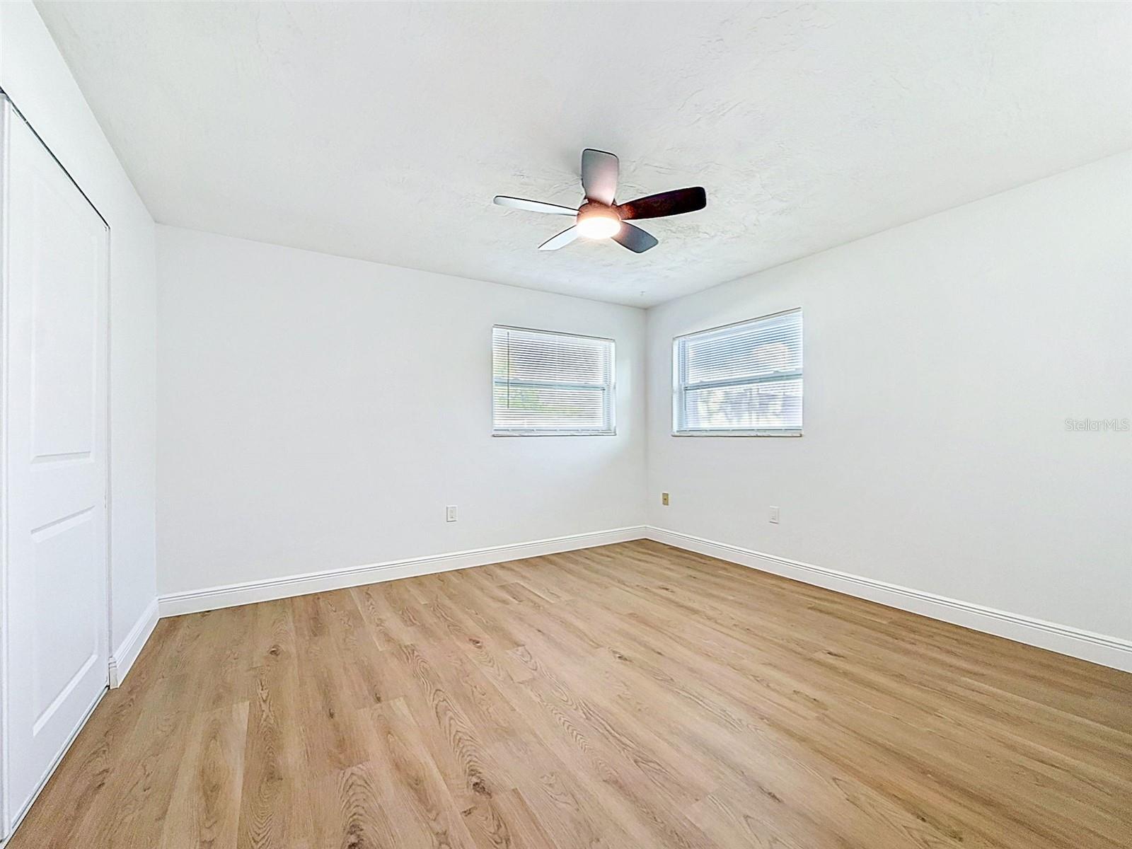 Image 30 of 41 For 850 Karen St