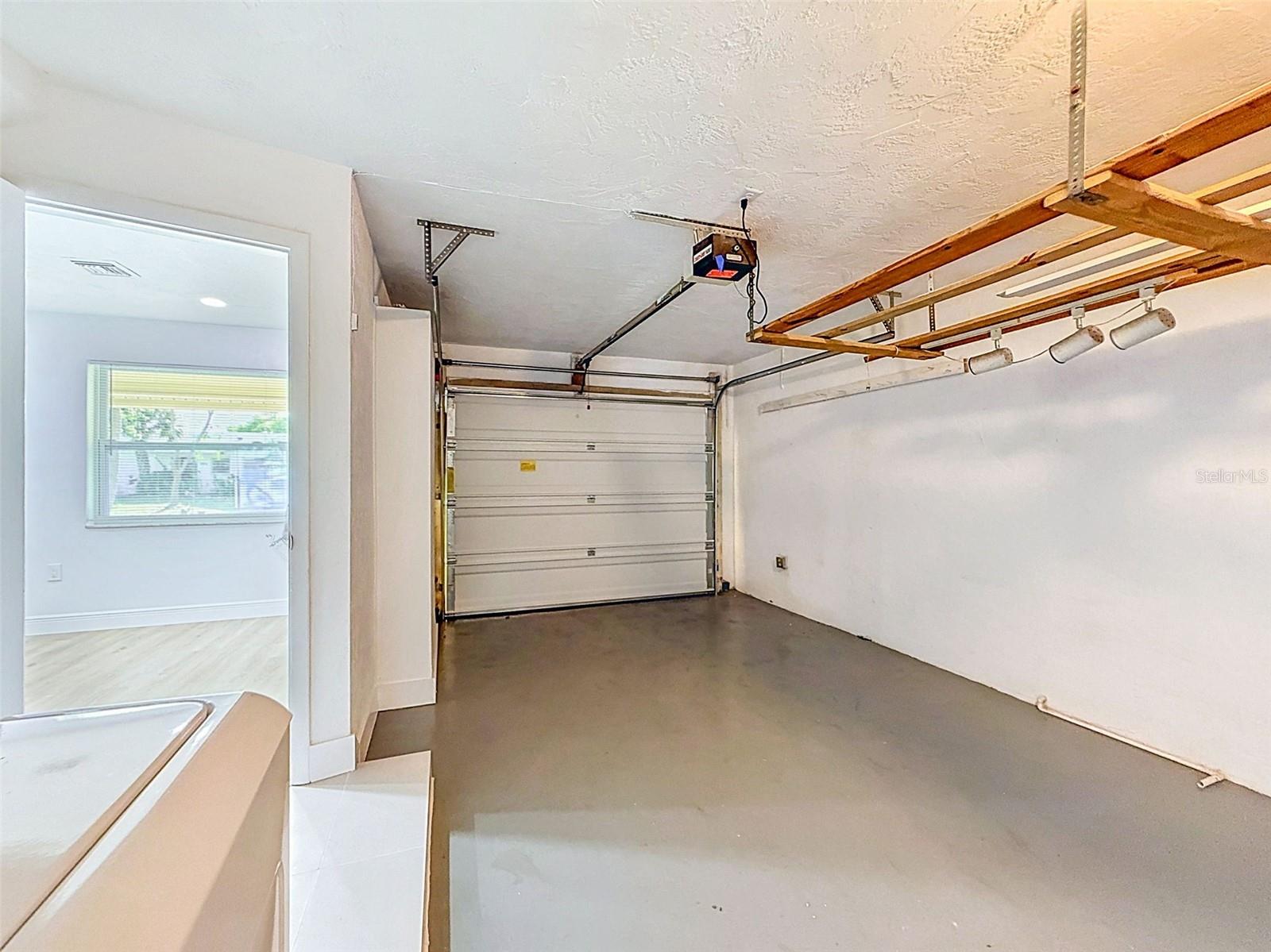 Image 33 of 41 For 850 Karen St