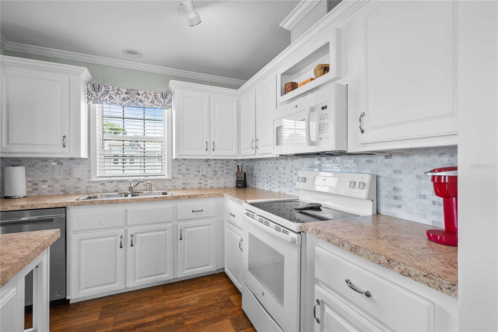 Image 11 of 34 For 10042 Collingwood Avenue