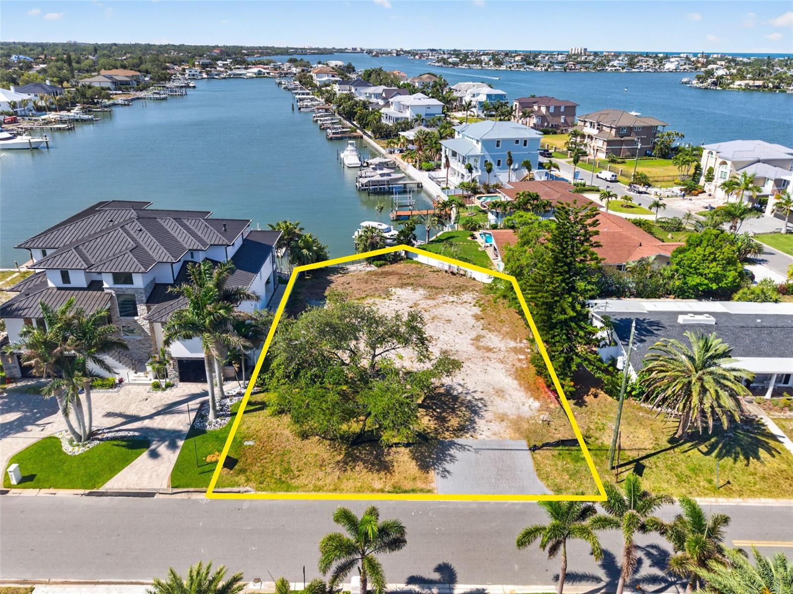 Image 2 of 9 For 909 Oakwood Drive