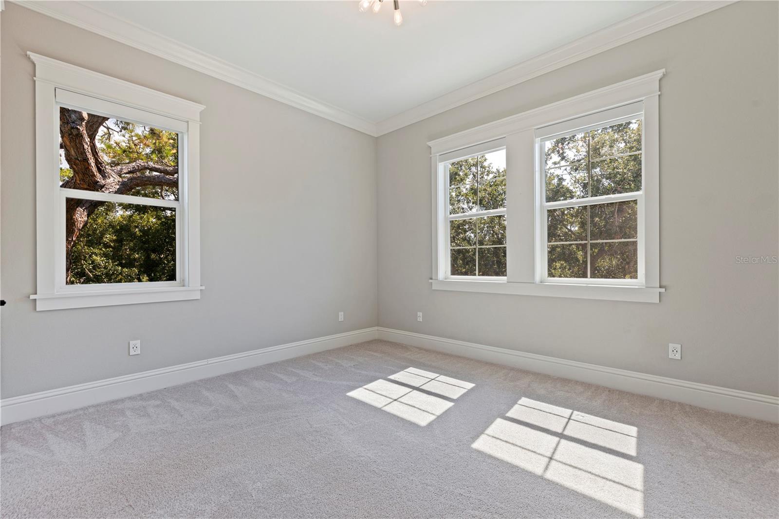Image 40 of 61 For 1001 Cordova Boulevard Ne