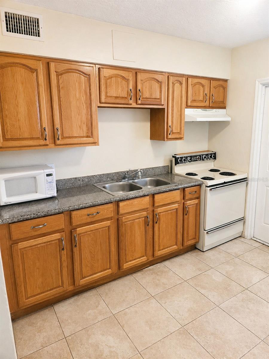 Listing photo id 1 for 1778 Yale Street S