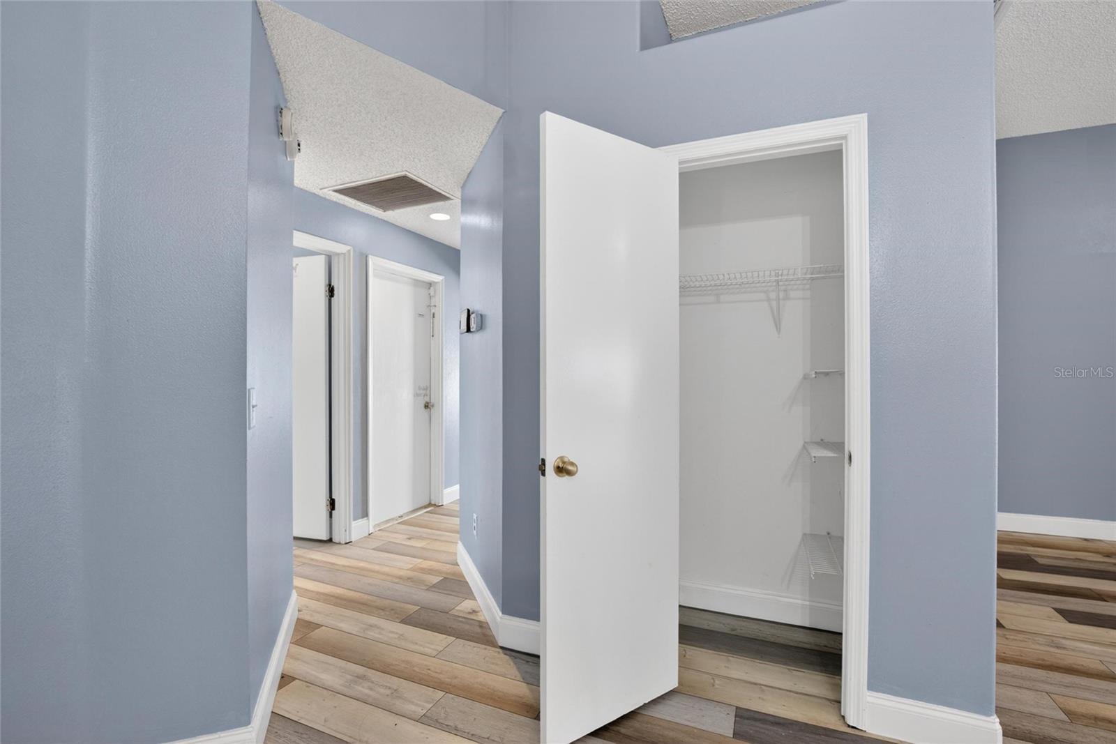 Image 22 of 41 For 305 Sand Ridge Drive