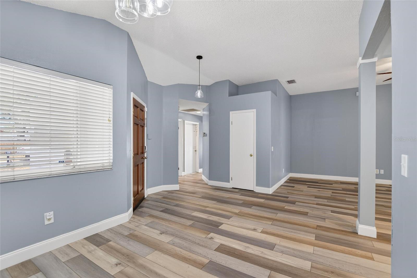 Image 4 of 41 For 305 Sand Ridge Drive