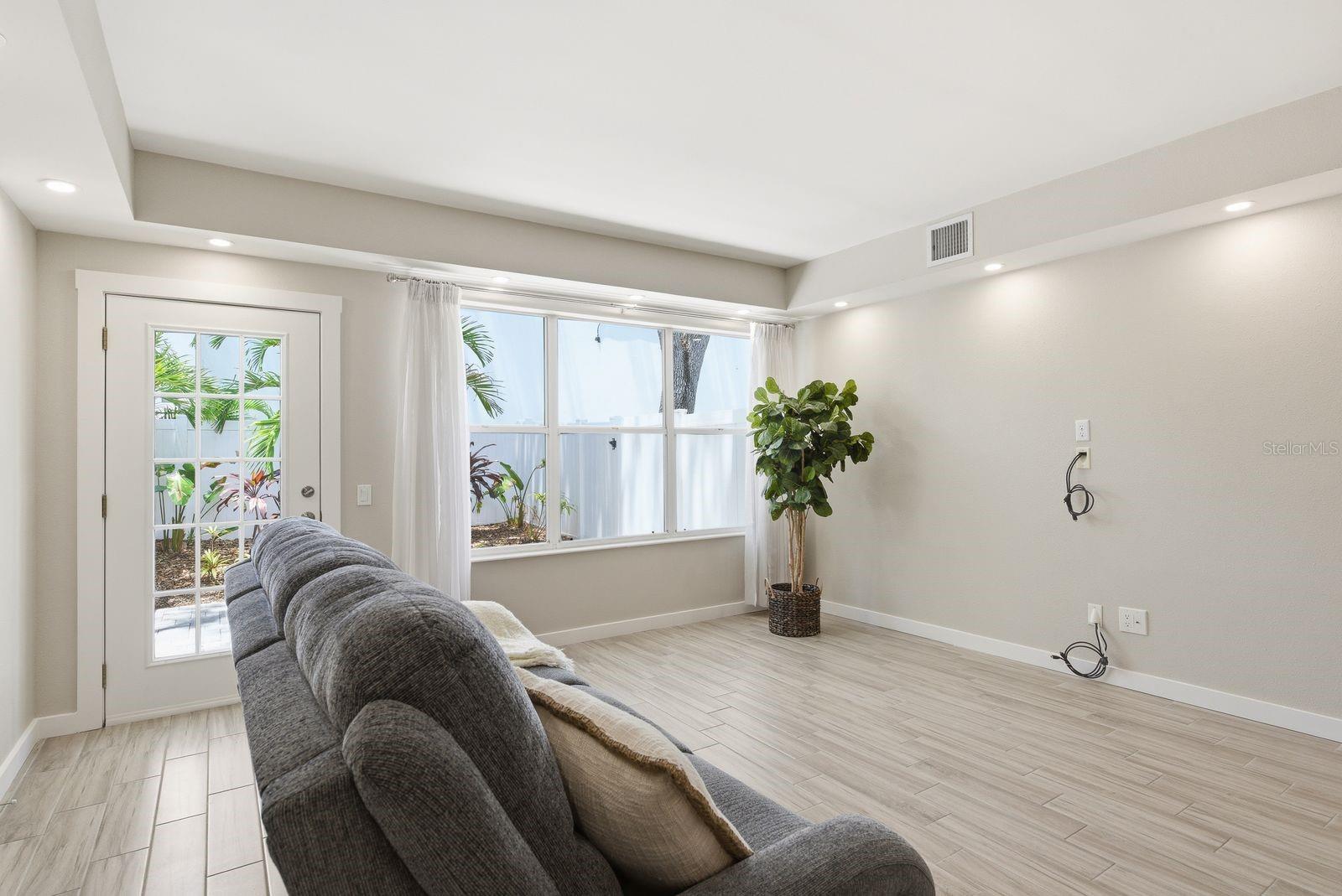 Image 10 of 42 For 4811 Bayshore Boulevard 303