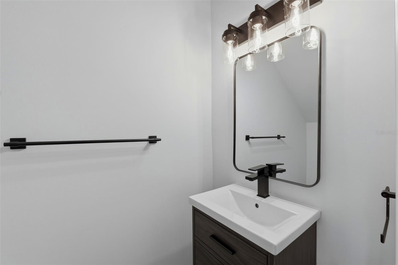 Listing photo id 11 for 3030 5th Street N