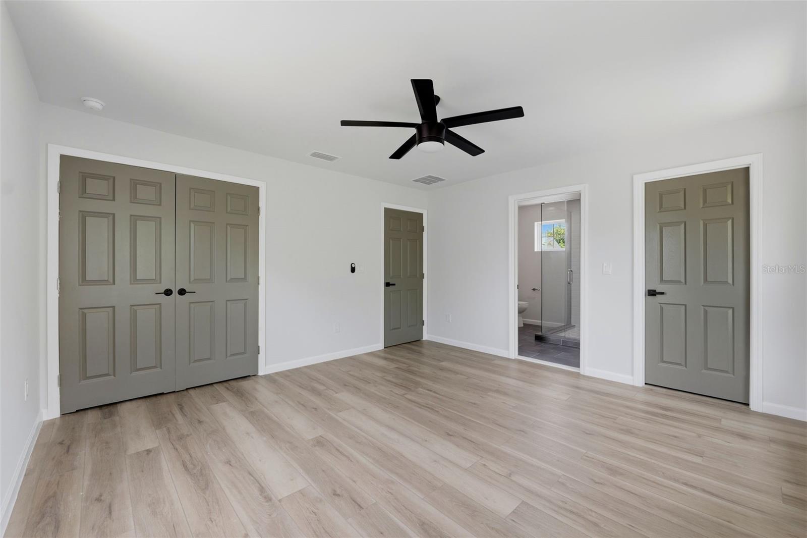 Listing photo id 17 for 3030 5th Street N