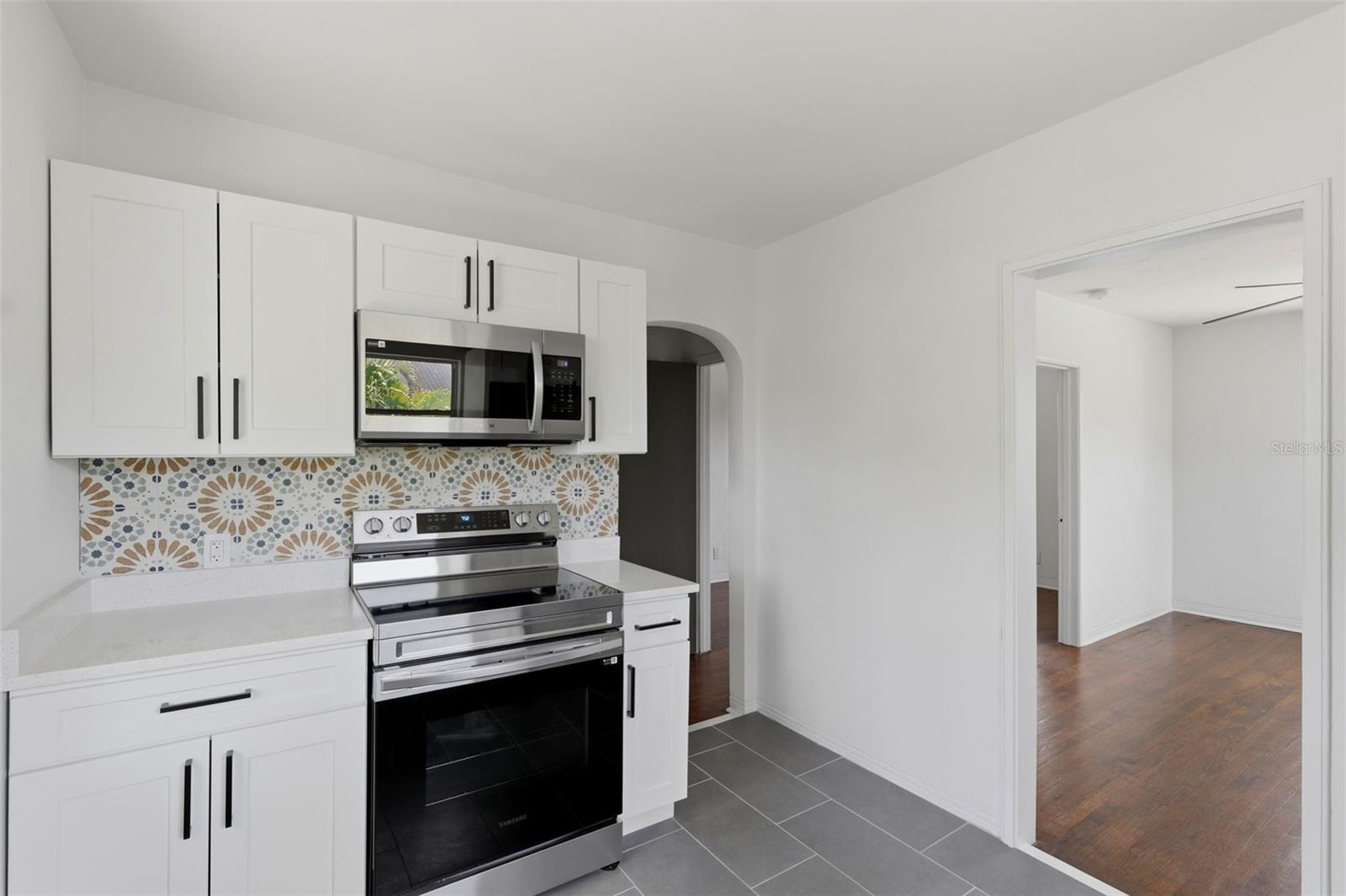 Listing photo id 25 for 3030 5th Street N