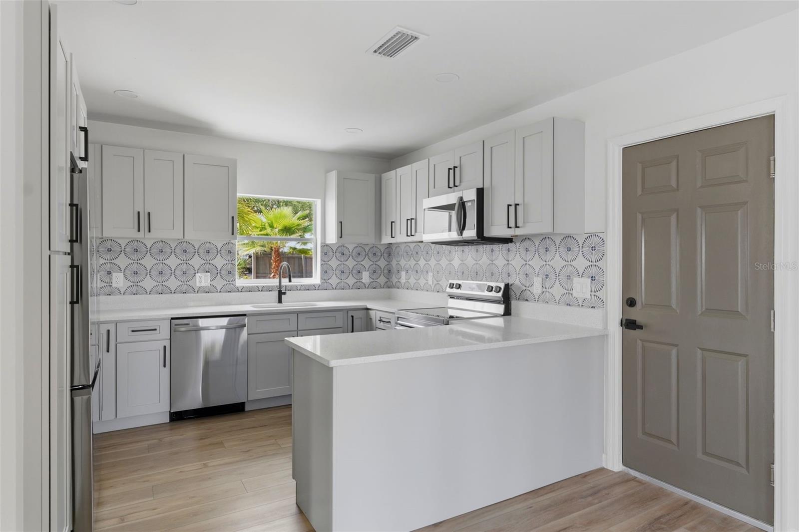 Listing photo id 4 for 3030 5th Street N