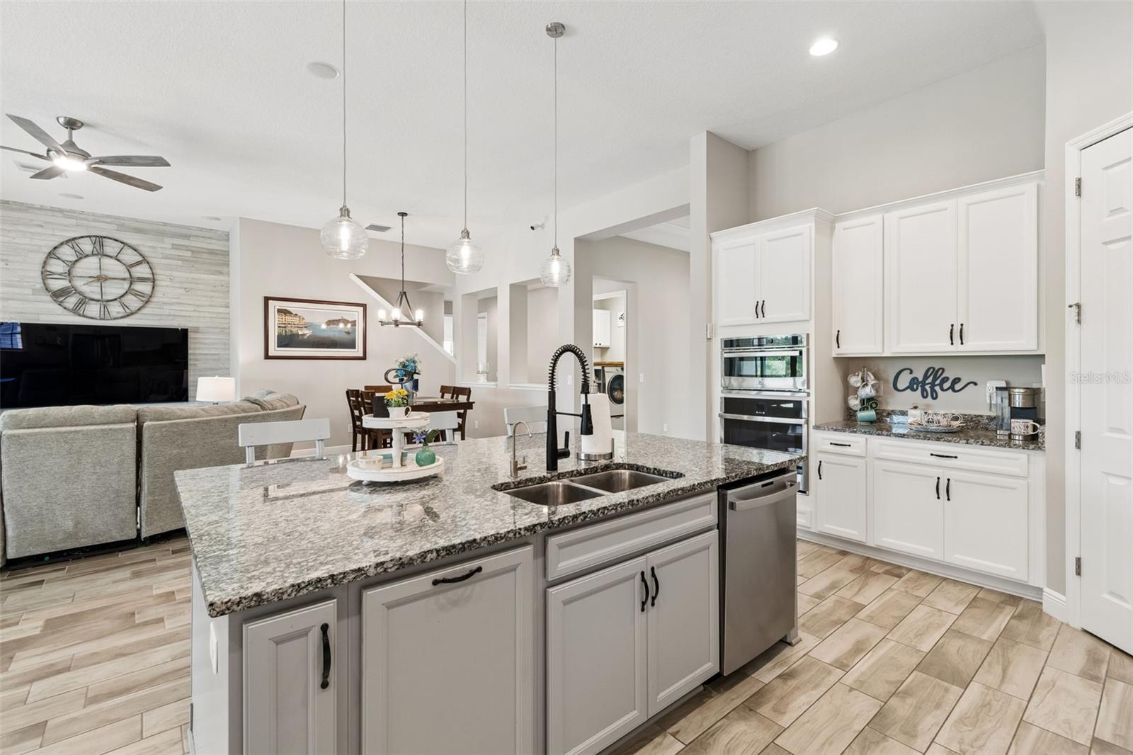 Listing photo id 9 for 14622 Red Castle Avenue