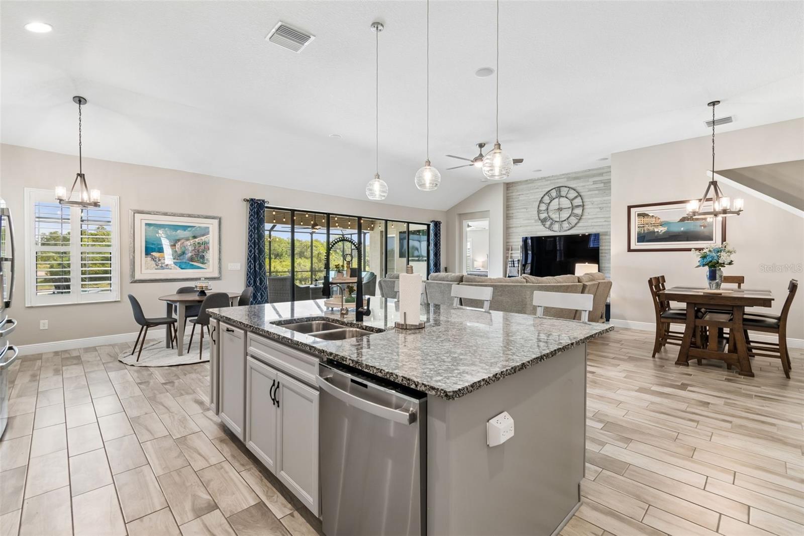 Listing photo id 10 for 14622 Red Castle Avenue