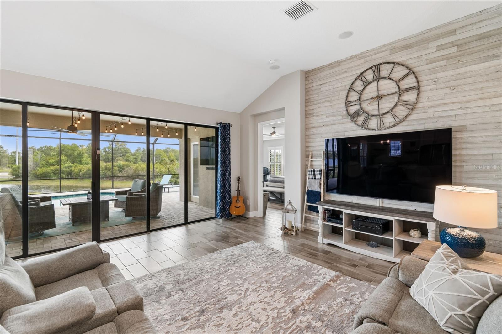 Listing photo id 11 for 14622 Red Castle Avenue