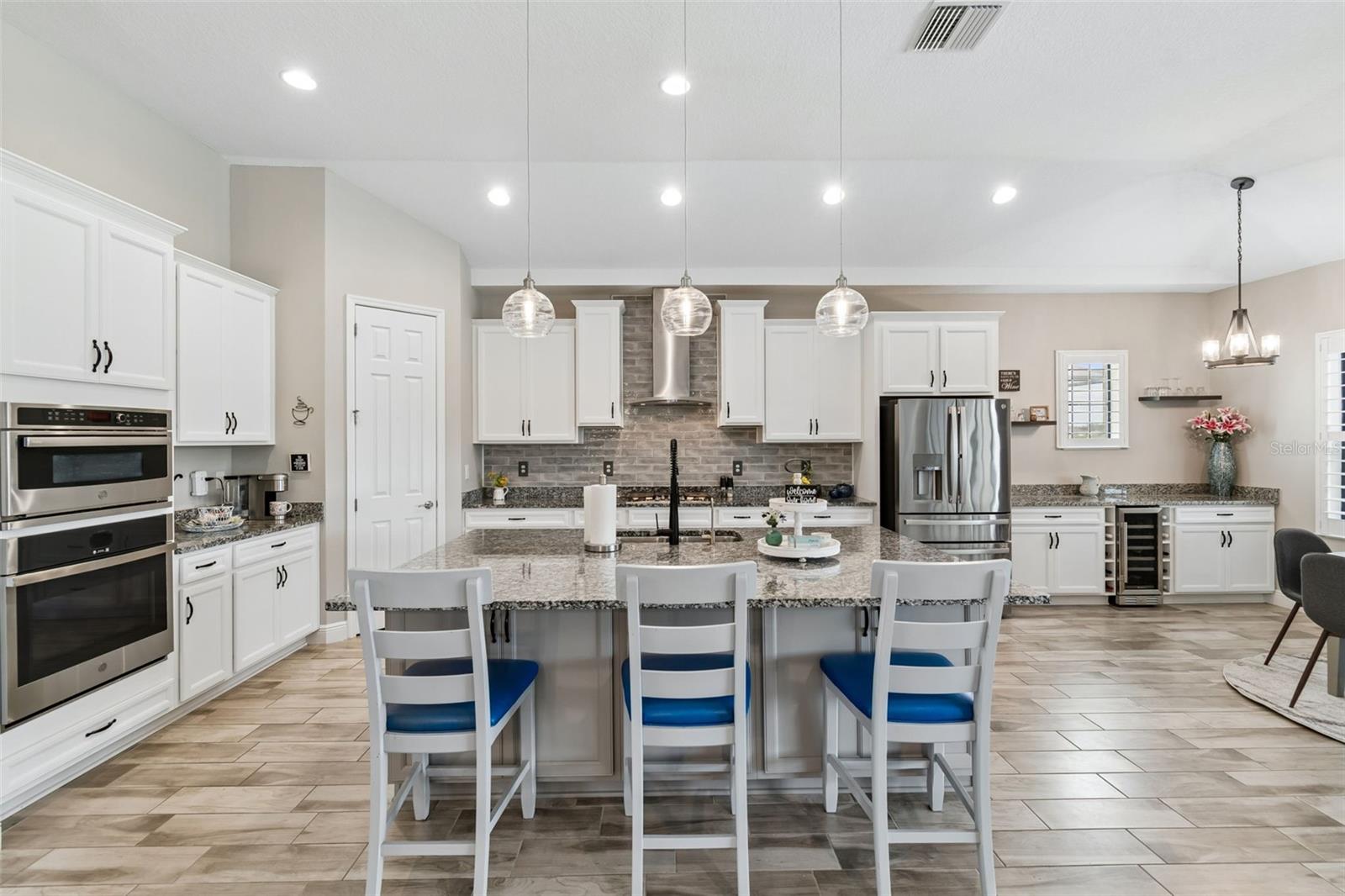 Listing photo id 5 for 14622 Red Castle Avenue