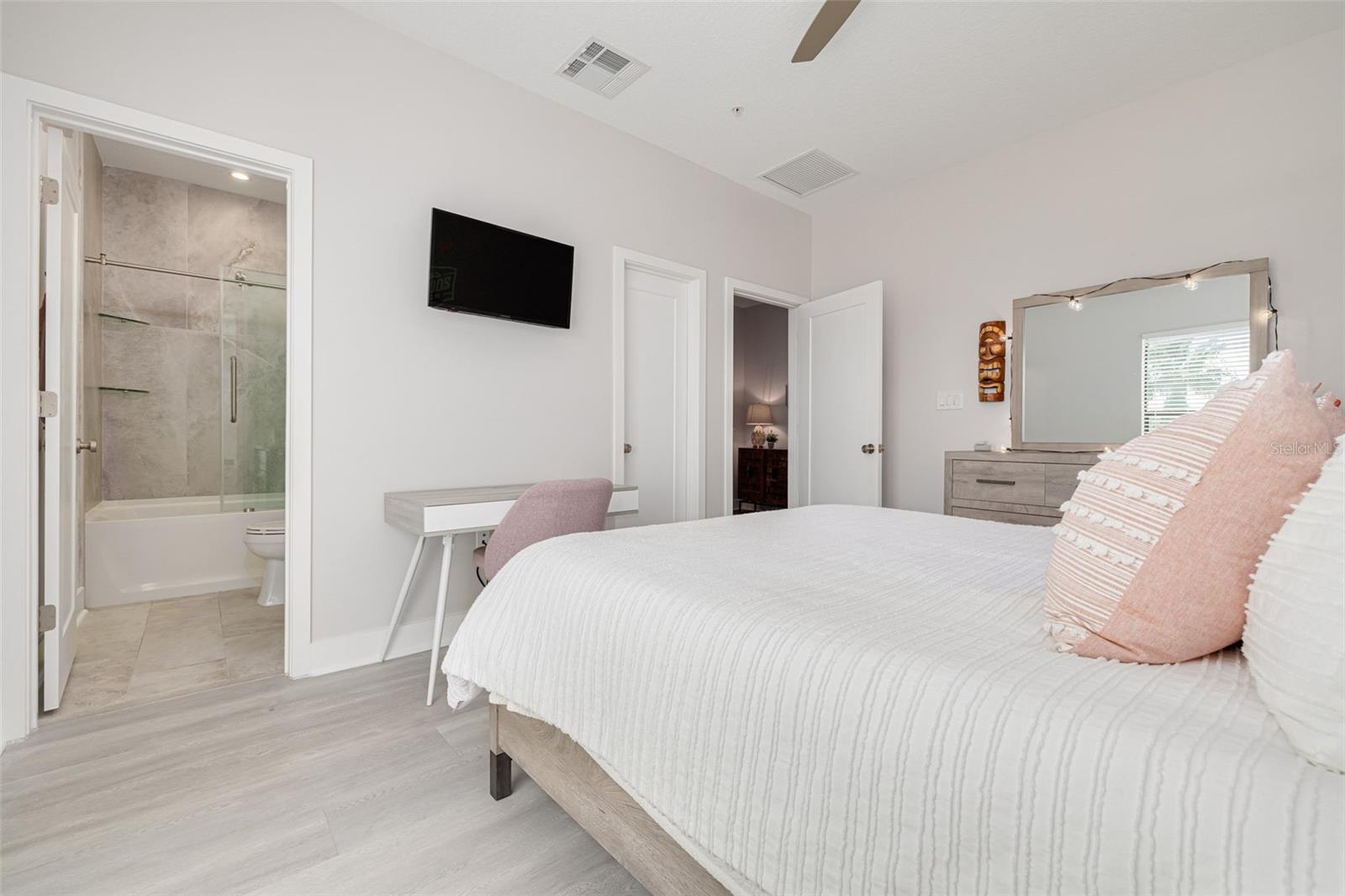Image 17 of 27 For 946 Highland Avenue 8
