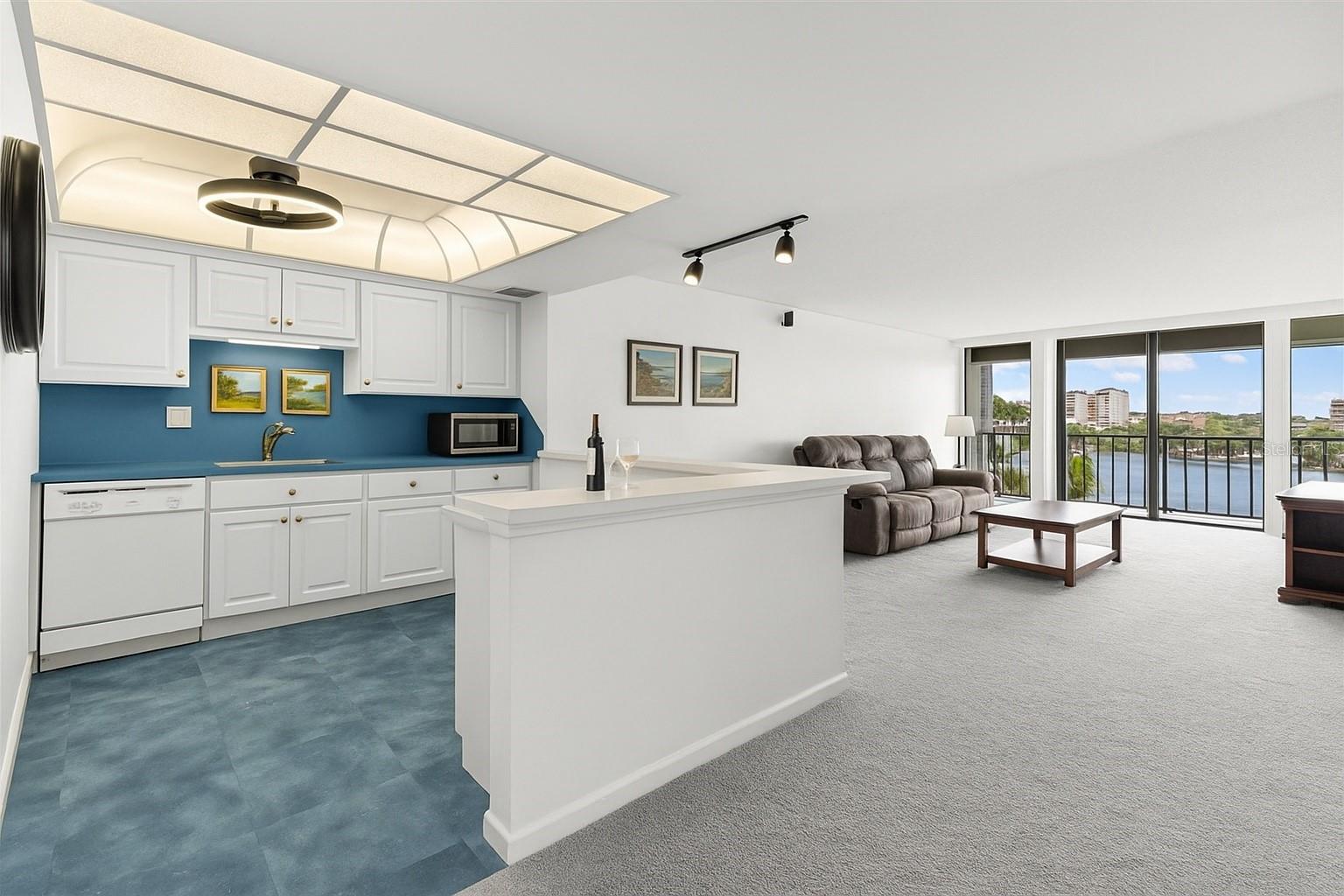 Image 10 of 44 For 7400 Sun Island Drive S 412