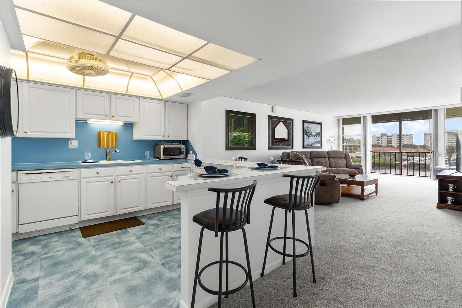 Image 11 of 44 For 7400 Sun Island Drive S 412