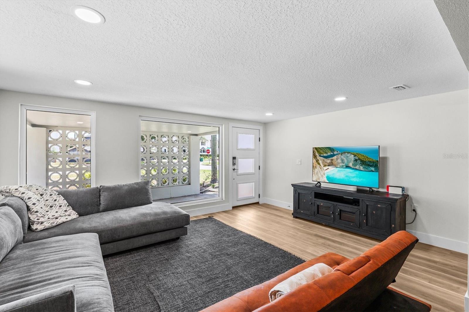 Image 3 of 51 For 628 Ontario Avenue