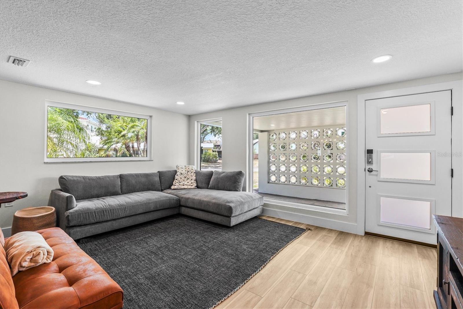 Image 4 of 51 For 628 Ontario Avenue