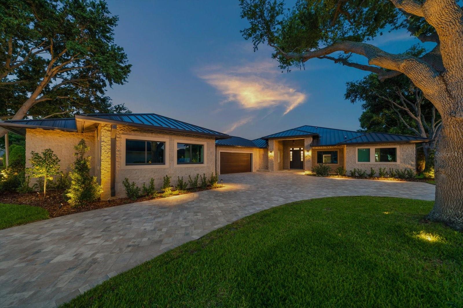 Listing photo id 1 for 19 Hibiscus Road