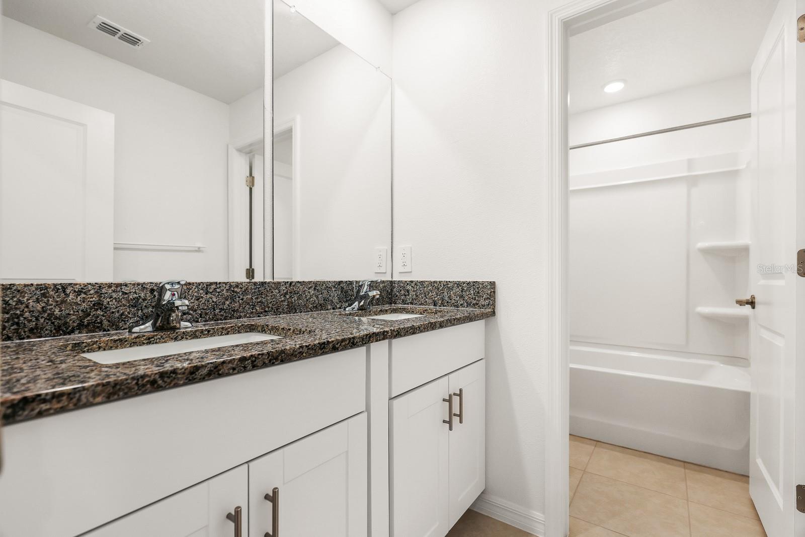 Image 28 of 36 For 2881 Silver Scallop Loop
