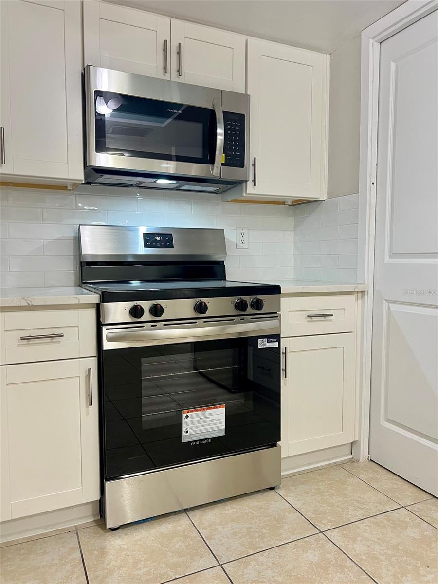 Image 6 of 56 For 632 Edgewater Drive 139