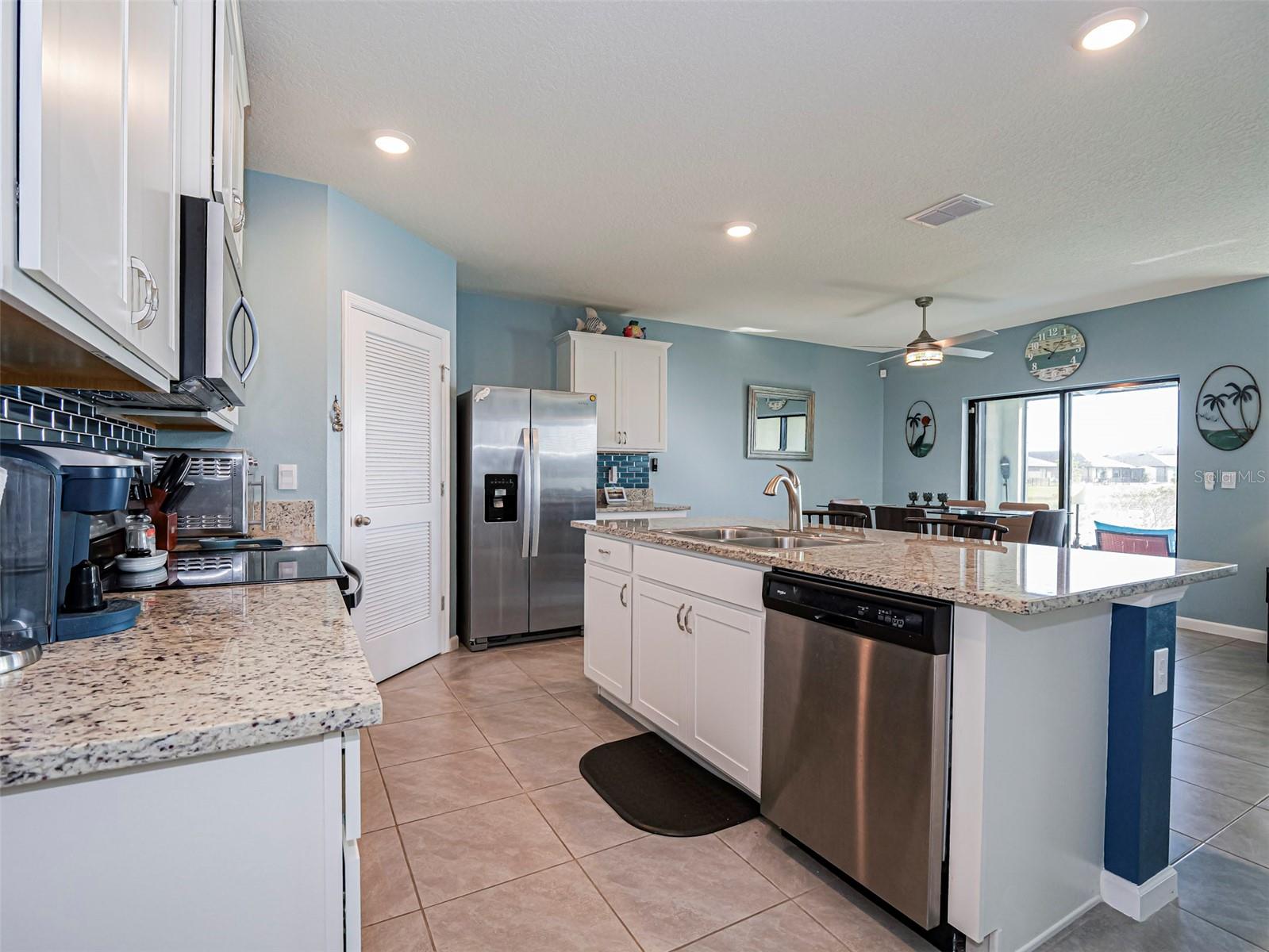 Listing photo id 11 for 6455 Topaz Drive
