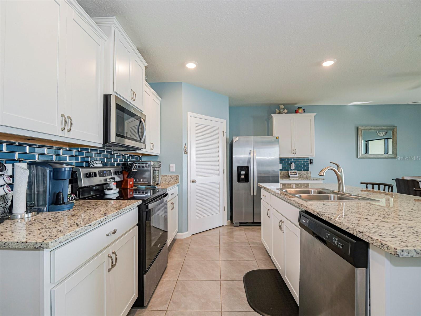Listing photo id 12 for 6455 Topaz Drive