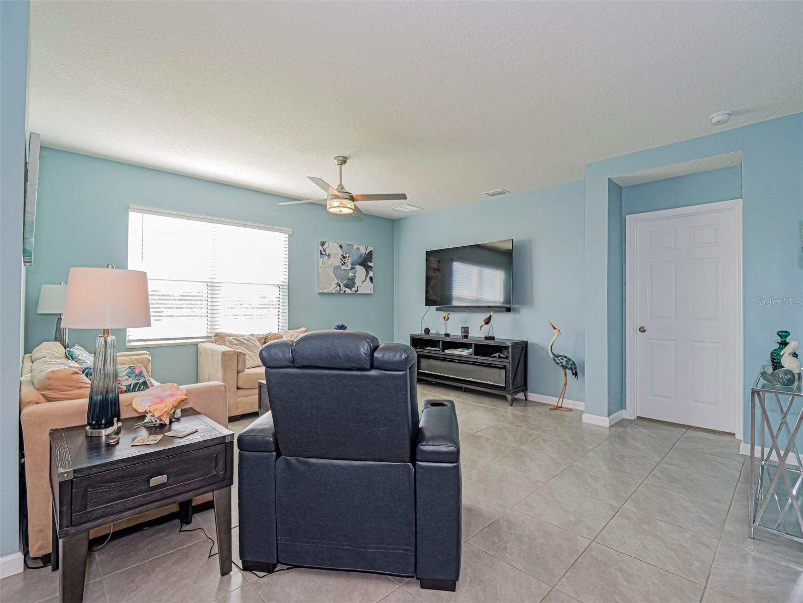 Listing photo id 5 for 6455 Topaz Drive