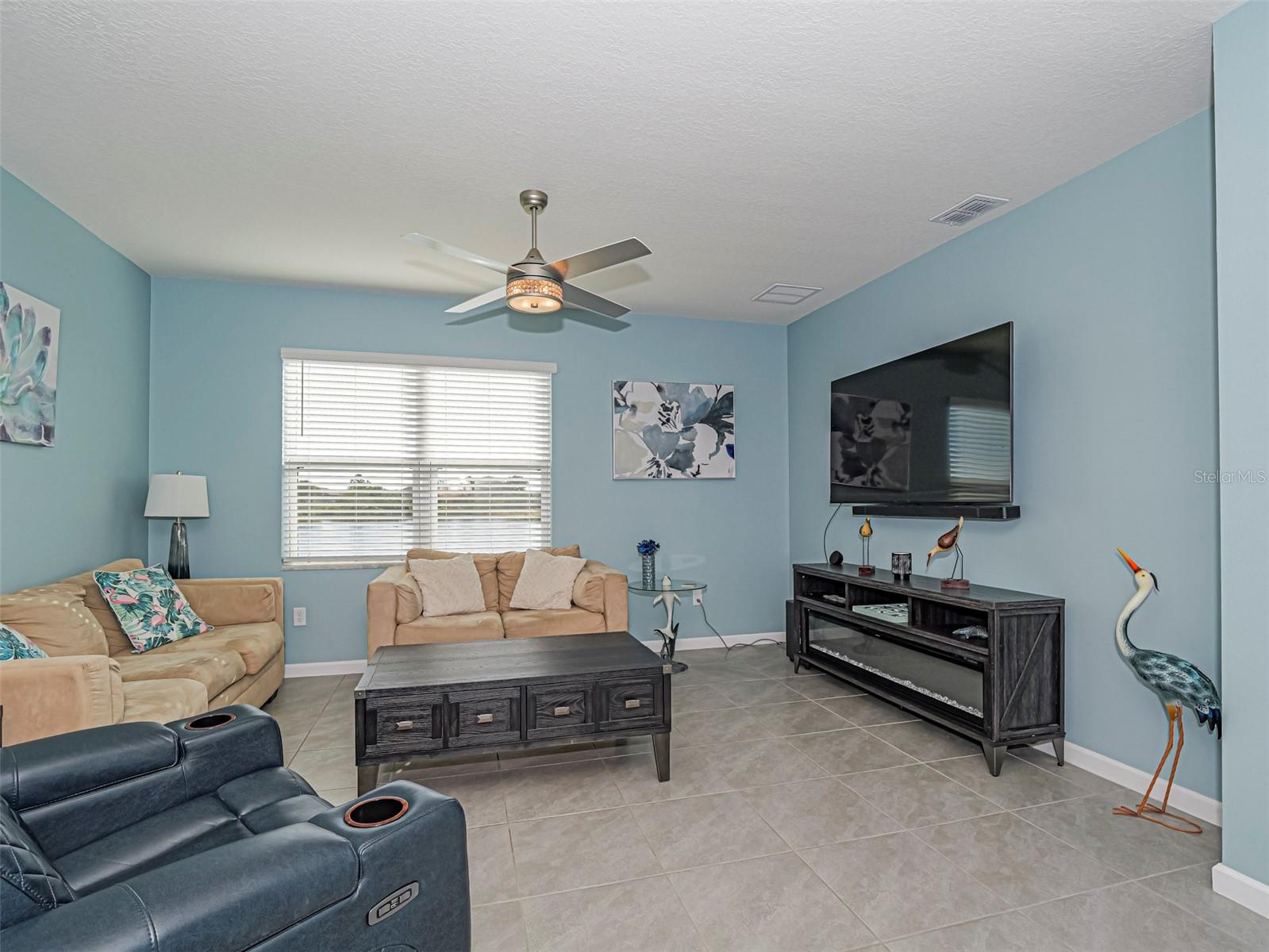 Listing photo id 6 for 6455 Topaz Drive