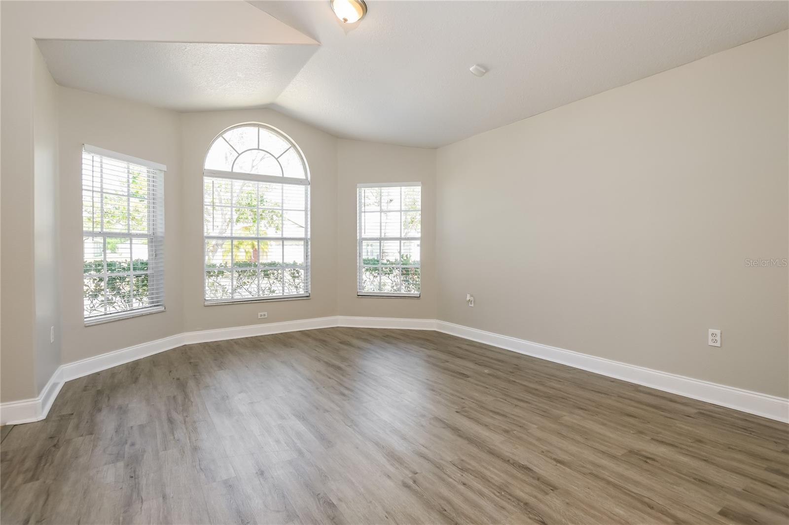 Image 4 of 15 For 2502 Balmoral Drive