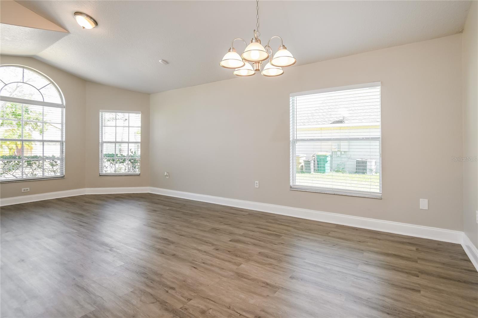 Image 5 of 15 For 2502 Balmoral Drive