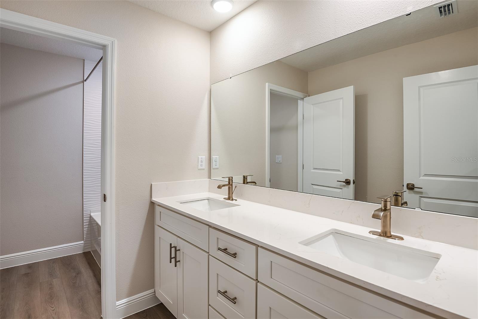 Listing photo id 8 for 9886 Annunciation Drive