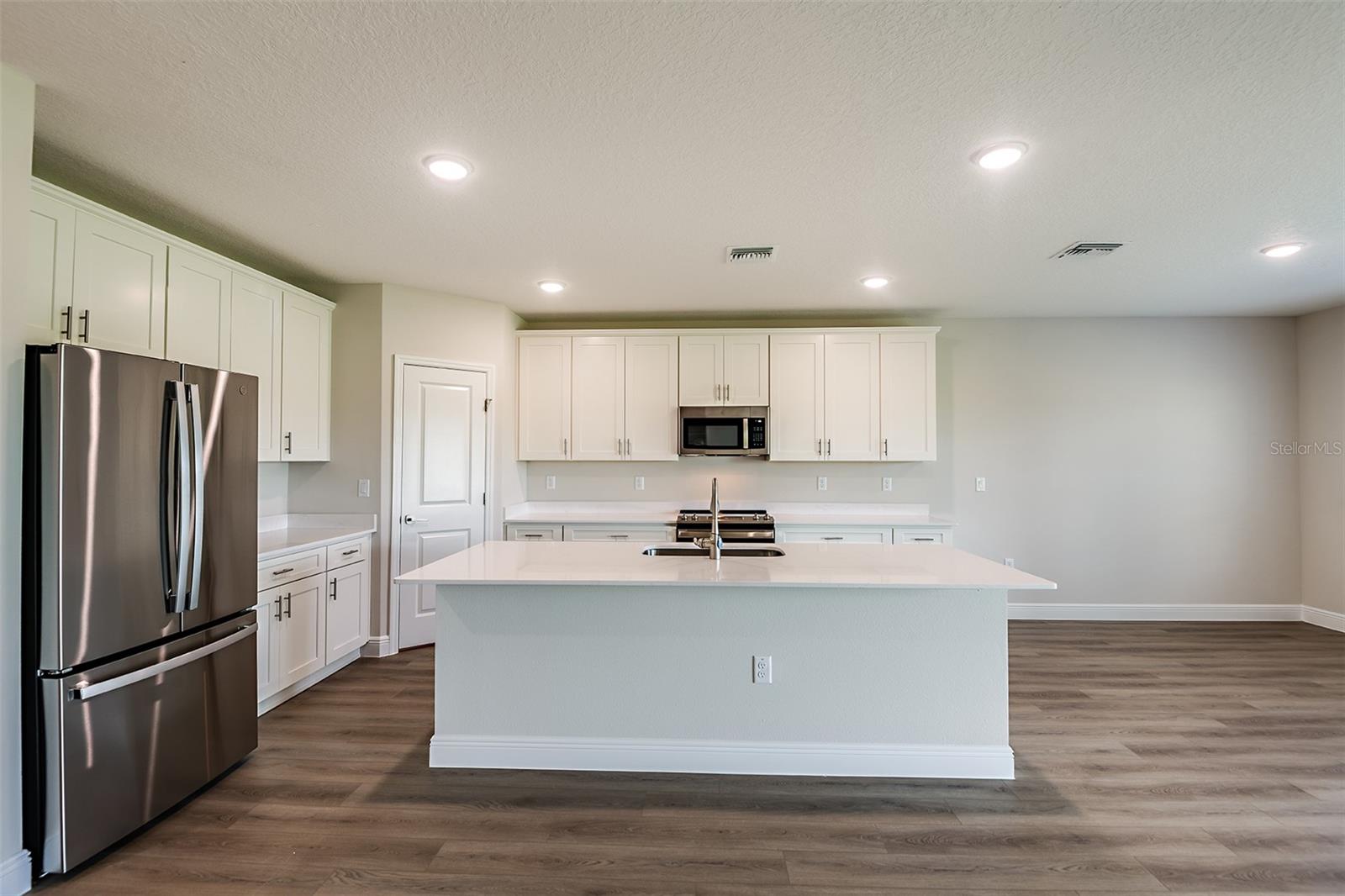 Listing photo id 11 for 9886 Annunciation Drive
