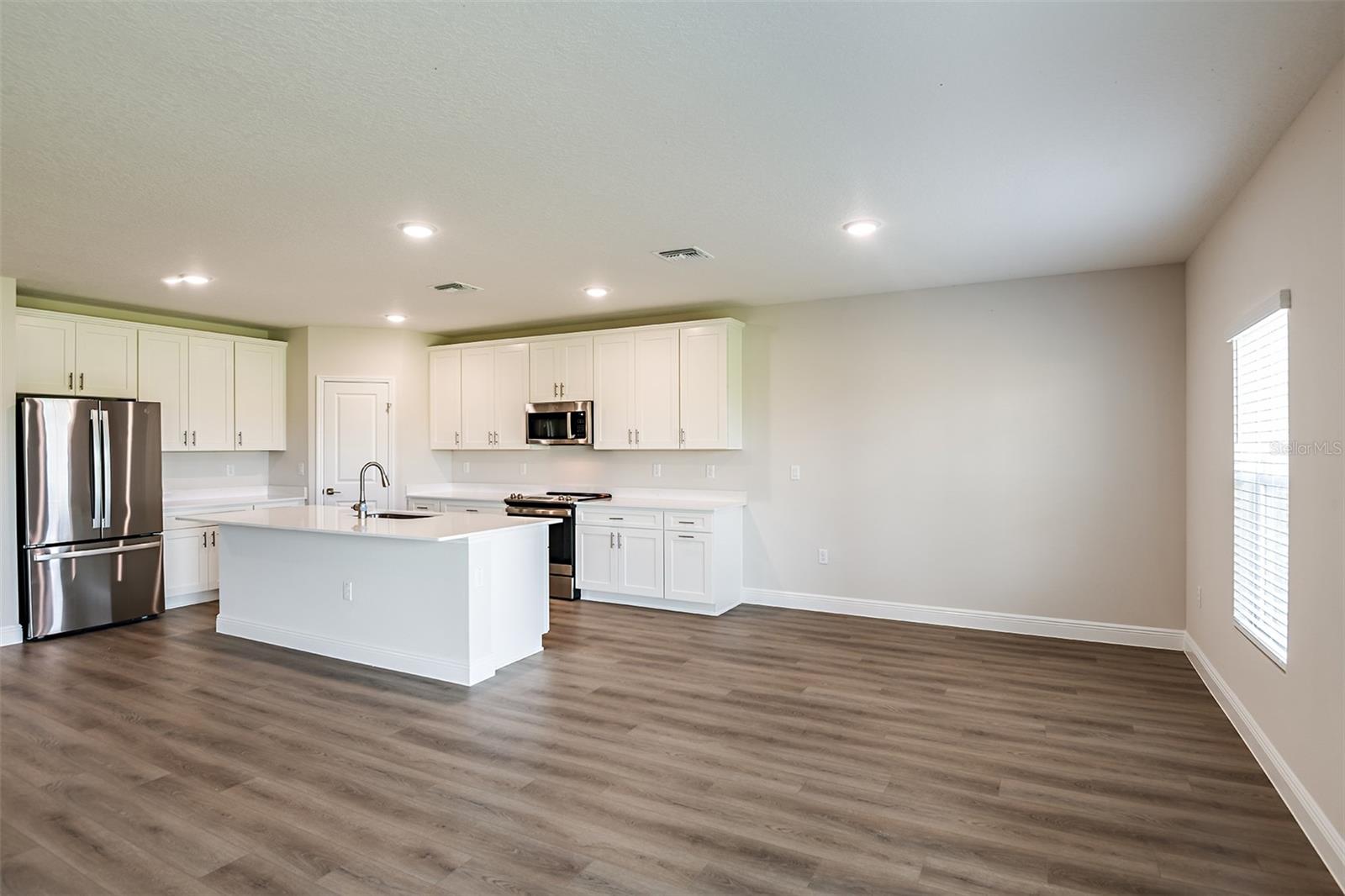 Listing photo id 13 for 9886 Annunciation Drive