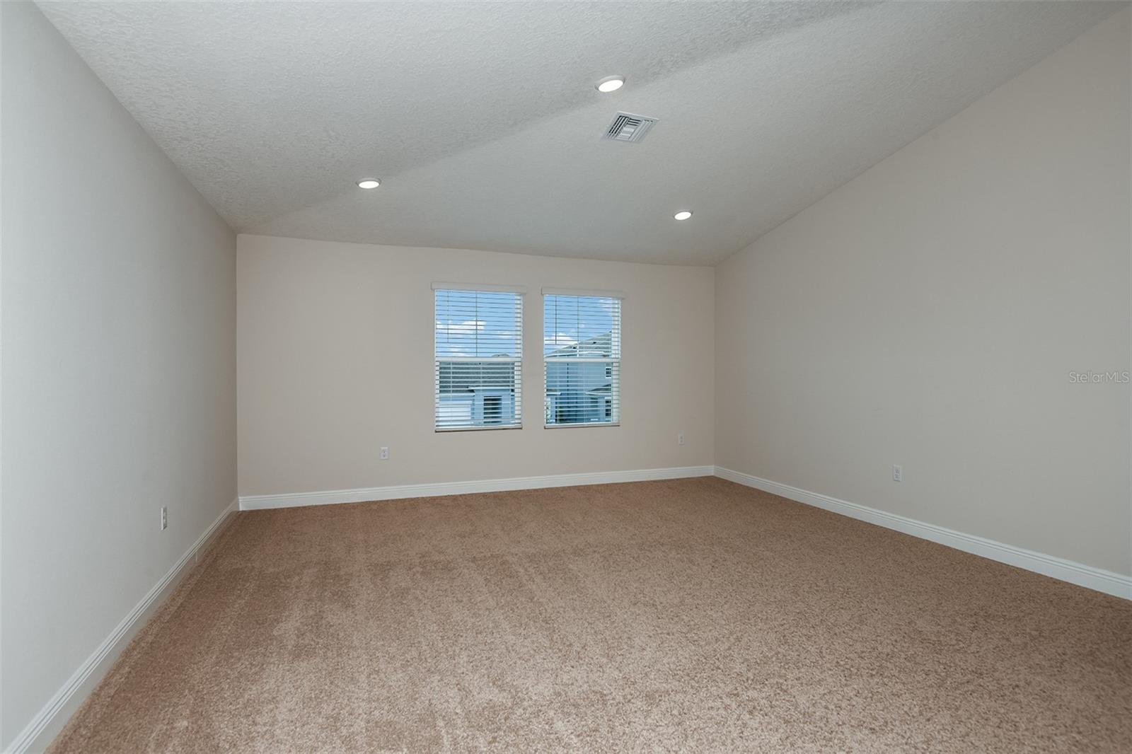 Listing photo id 4 for 9886 Annunciation Drive