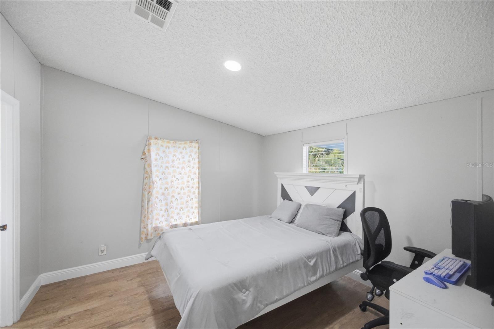 Image 12 of 35 For 11821 Grovewood Avenue