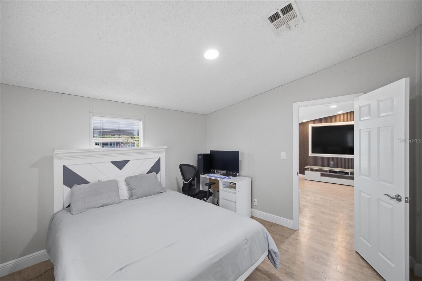 Image 13 of 35 For 11821 Grovewood Avenue