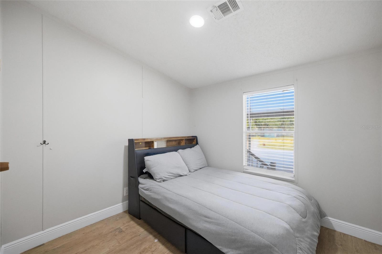 Image 14 of 35 For 11821 Grovewood Avenue