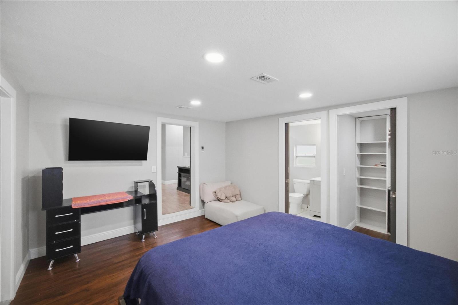 Image 19 of 35 For 11821 Grovewood Avenue