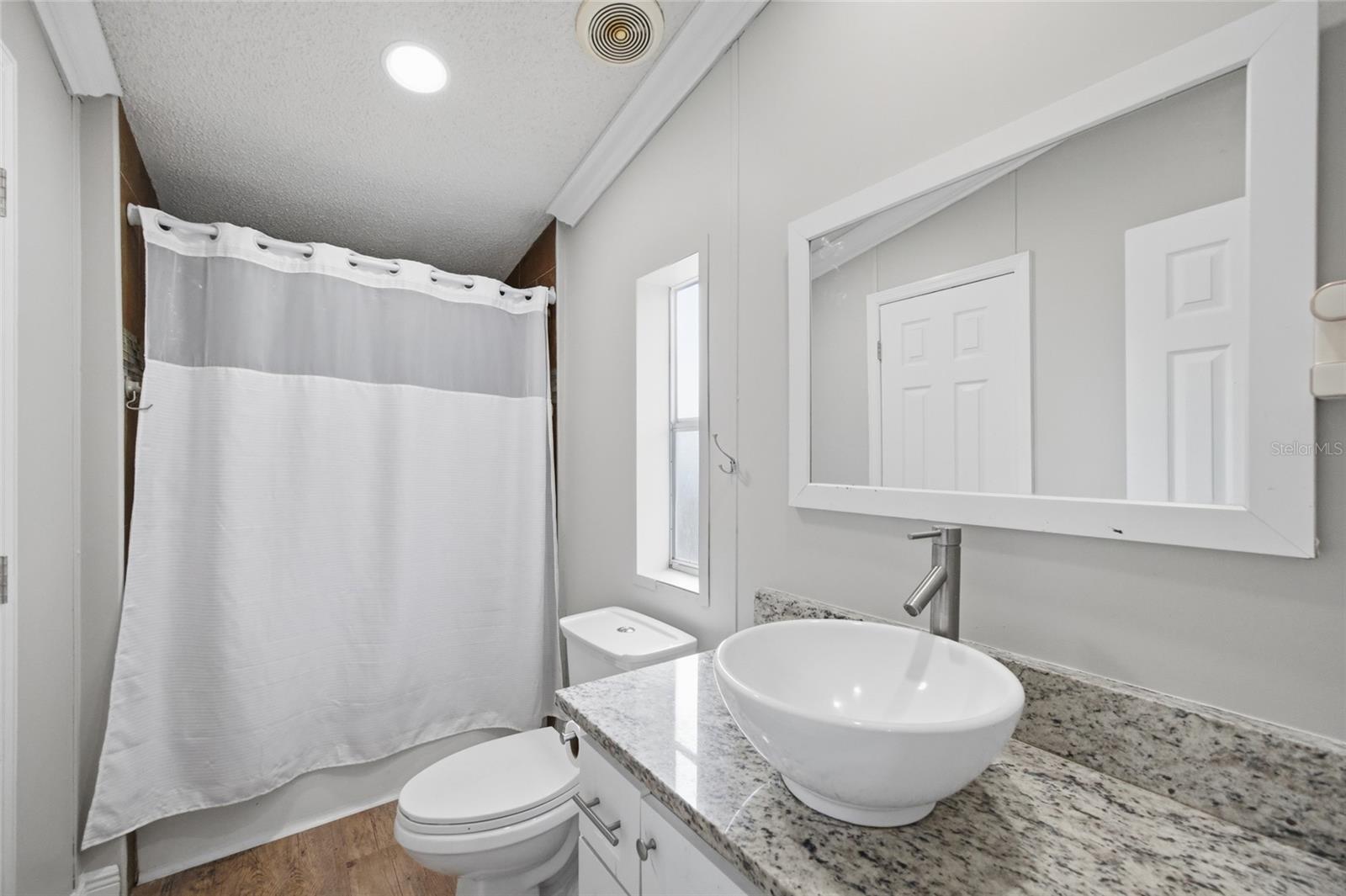Image 23 of 35 For 11821 Grovewood Avenue
